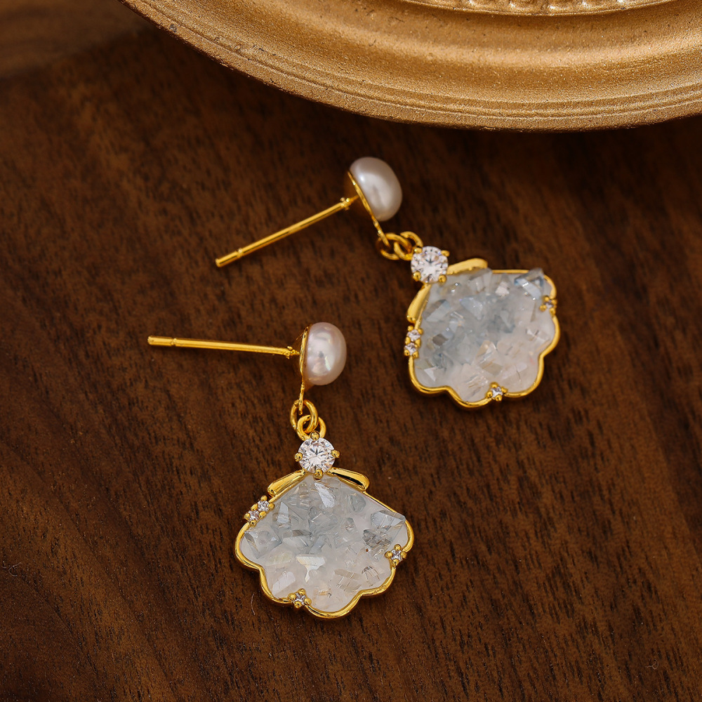 Fashionable gradient cloud-shaped freshwater pearl S925 silver needle ice-themed elegant and sophisticated earrings