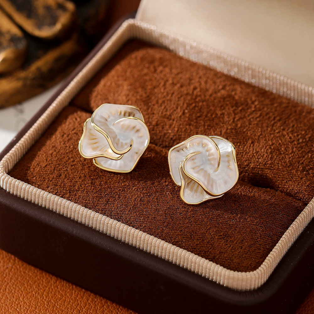 Fashionable gradient cloud-shaped freshwater pearl S925 silver needle ice-themed elegant and sophisticated earrings