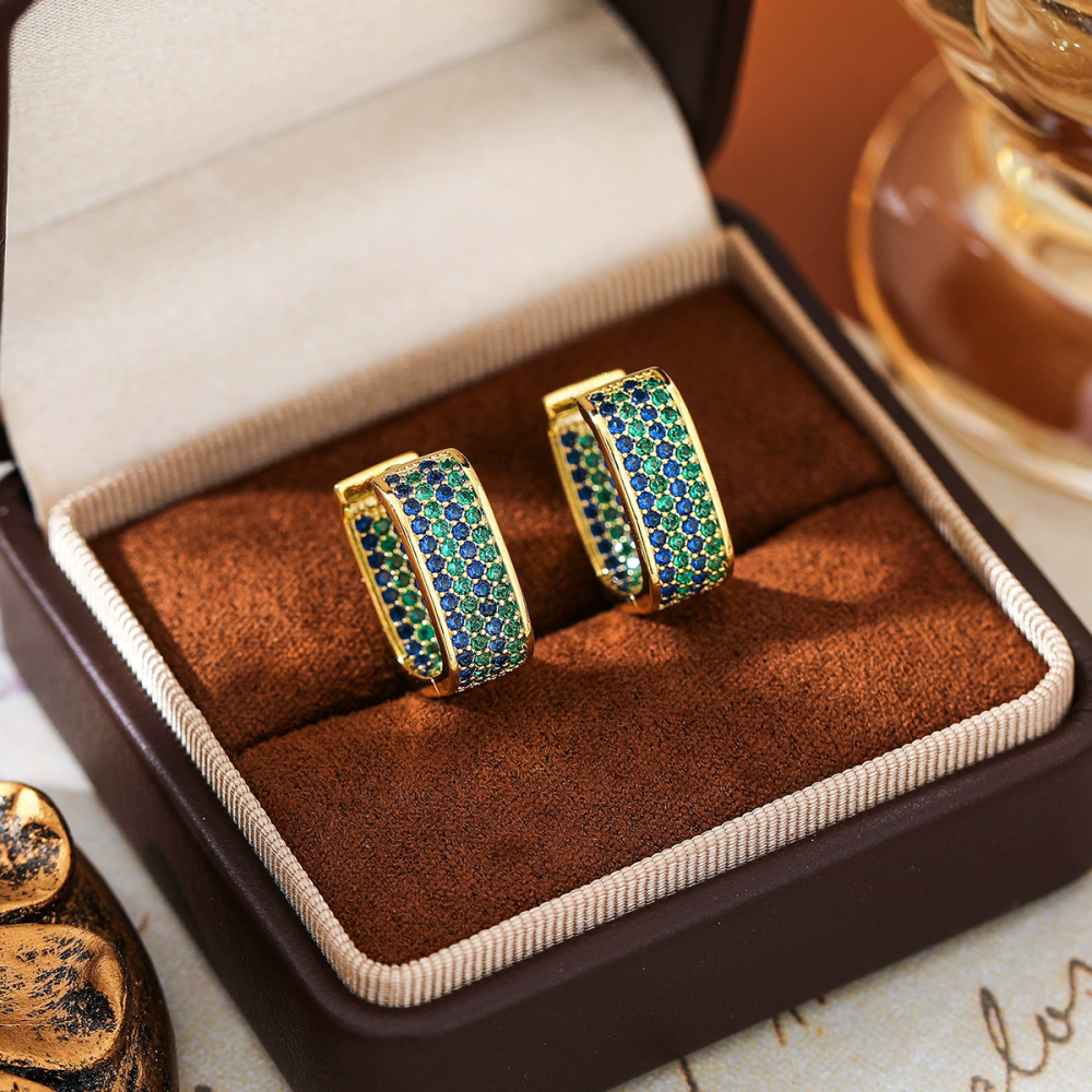 New style of elegant and sophisticated copper-plated gold emerald micro-set zircon earrings.
