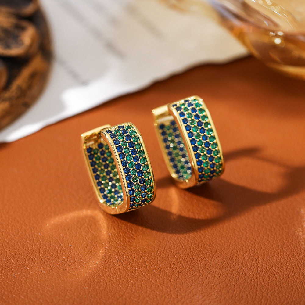 New style of elegant and sophisticated copper-plated gold emerald micro-set zircon earrings.