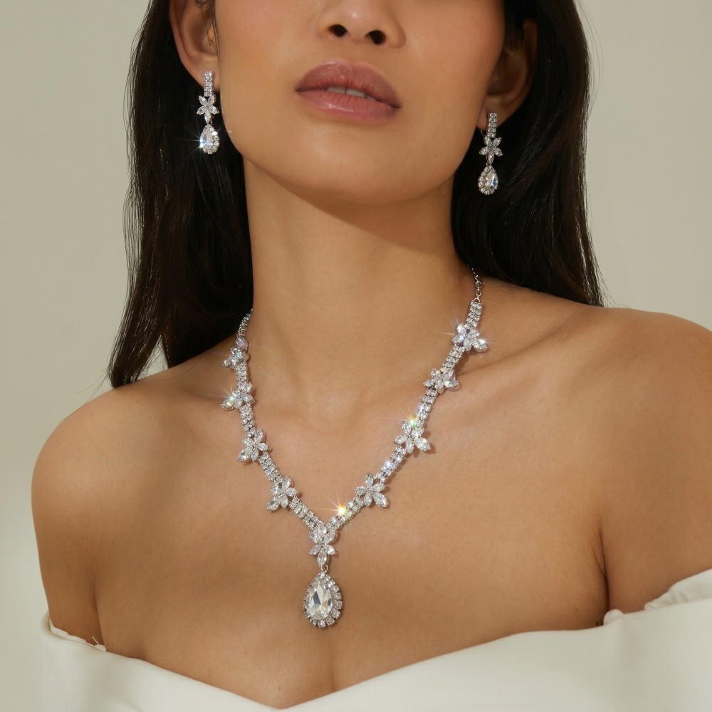 New Stylish Brass Necklace with Crystal Zircon Pendant – Versatile Accessory for Women Perfect for Daily Wear or Work