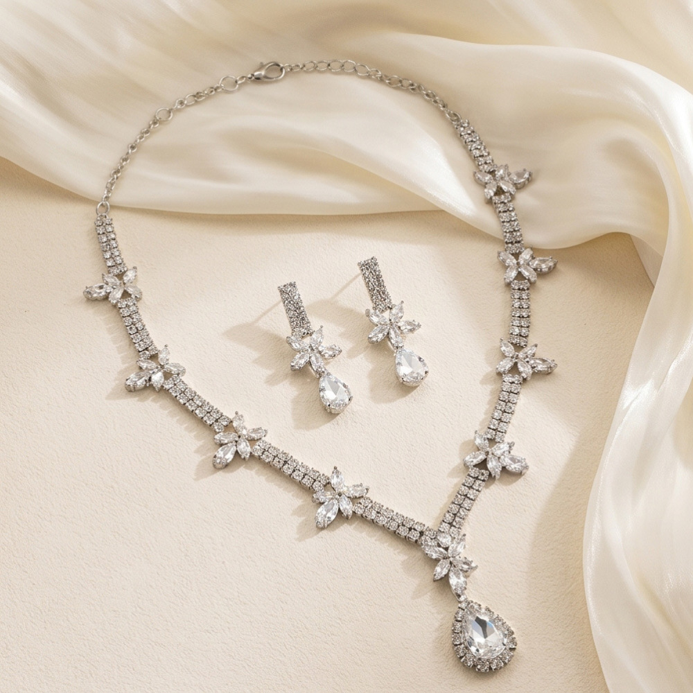 New Stylish Brass Necklace with Crystal Zircon Pendant – Versatile Accessory for Women Perfect for Daily Wear or Work