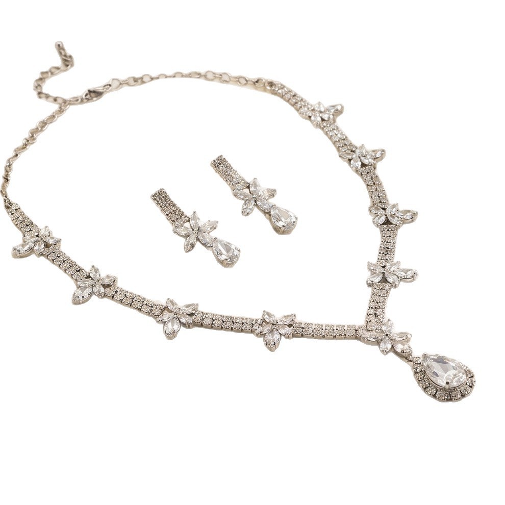 New Stylish Brass Necklace with Crystal Zircon Pendant – Versatile Accessory for Women Perfect for Daily Wear or Work