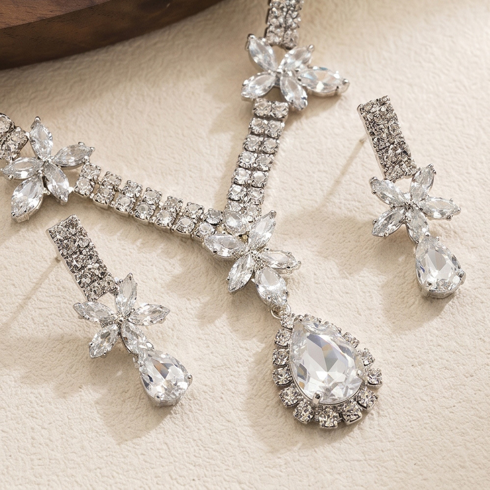 New Stylish Brass Necklace with Crystal Zircon Pendant – Versatile Accessory for Women Perfect for Daily Wear or Work