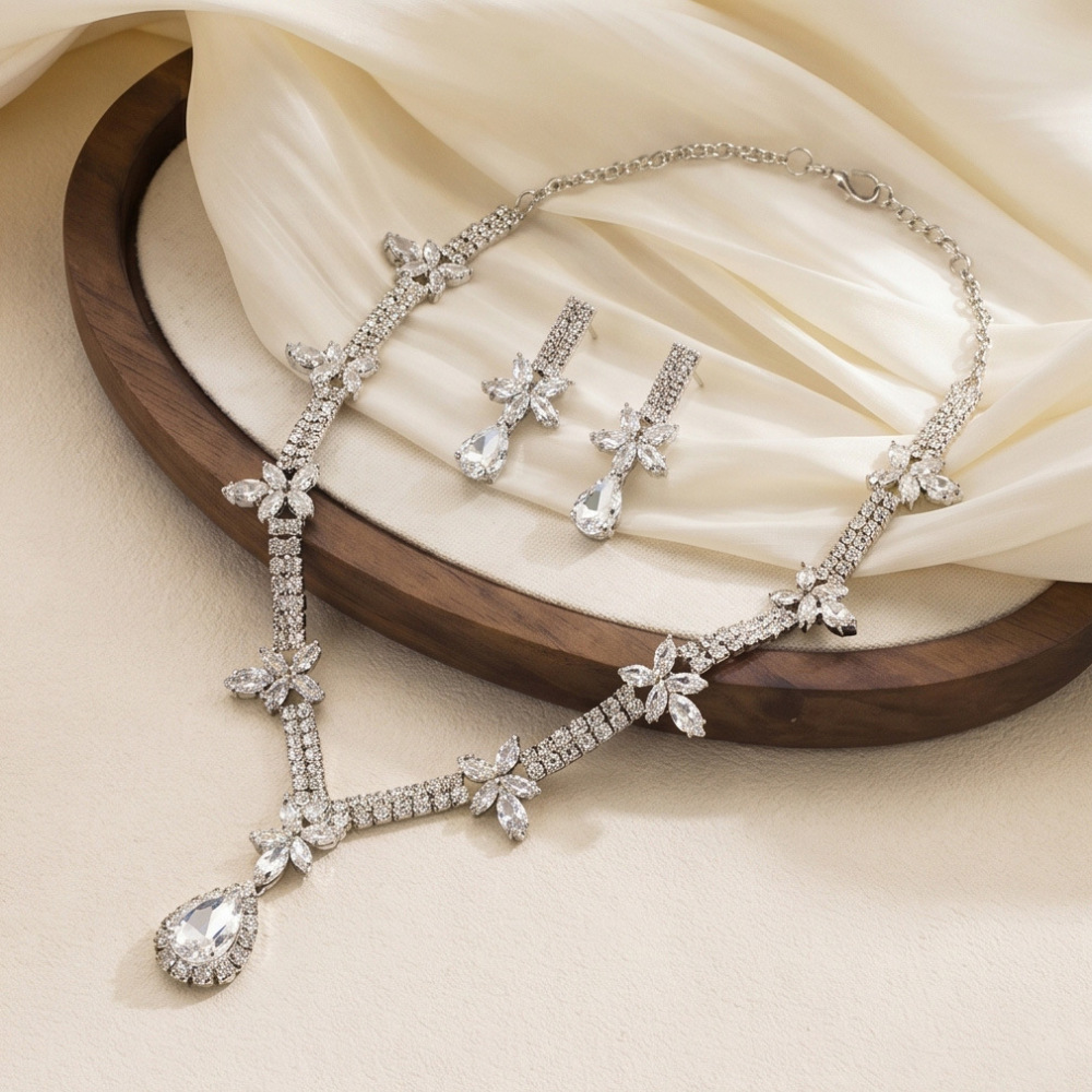 New Stylish Brass Necklace with Crystal Zircon Pendant – Versatile Accessory for Women Perfect for Daily Wear or Work
