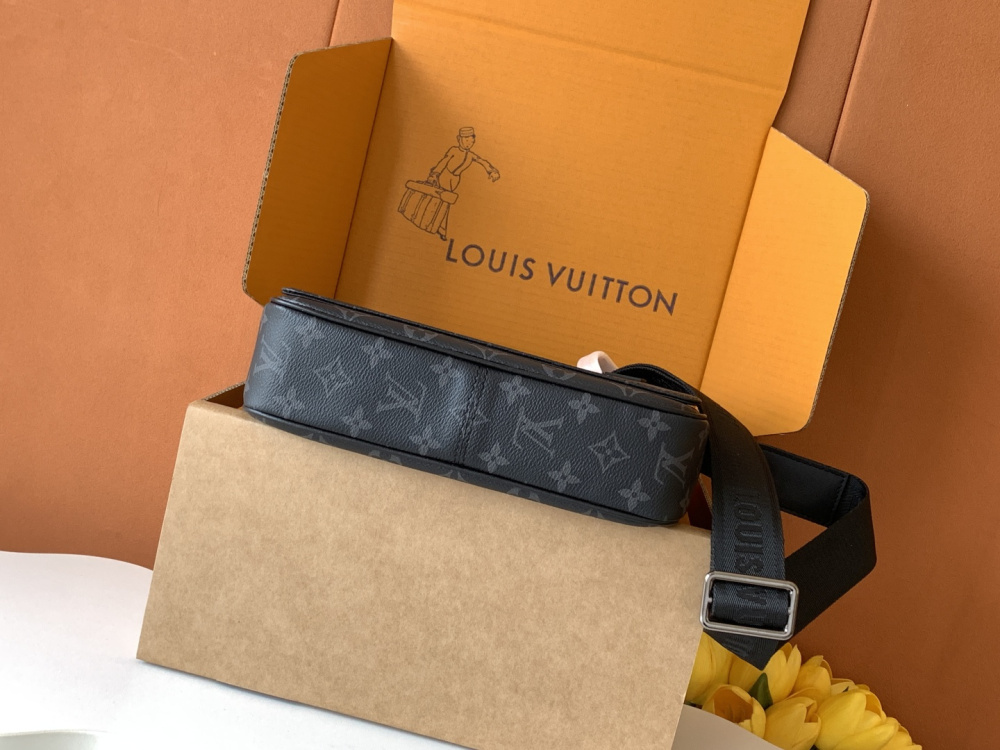 LV 𝐃𝐢𝐬𝐭𝐫𝐢𝐜𝐭 Shoulder Bag M46255