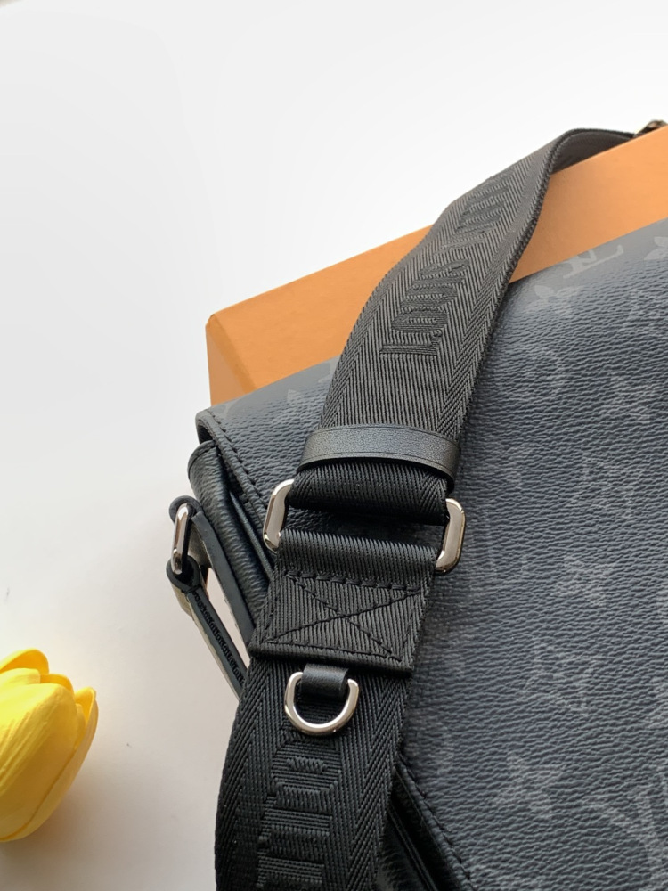 LV 𝐃𝐢𝐬𝐭𝐫𝐢𝐜𝐭 Shoulder Bag M46255