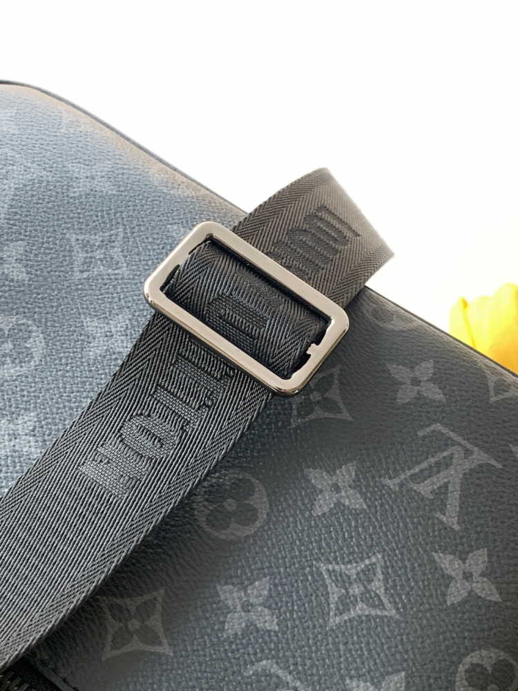 LV 𝐃𝐢𝐬𝐭𝐫𝐢𝐜𝐭 Shoulder Bag M46255