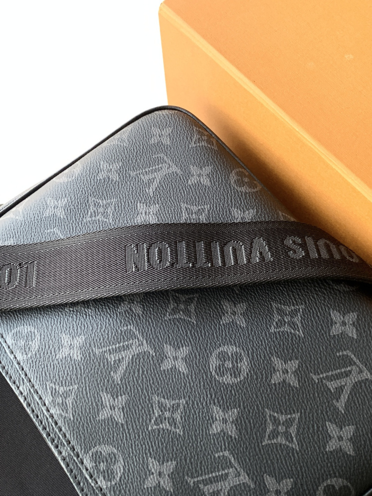LV 𝐃𝐢𝐬𝐭𝐫𝐢𝐜𝐭 Shoulder Bag M46255
