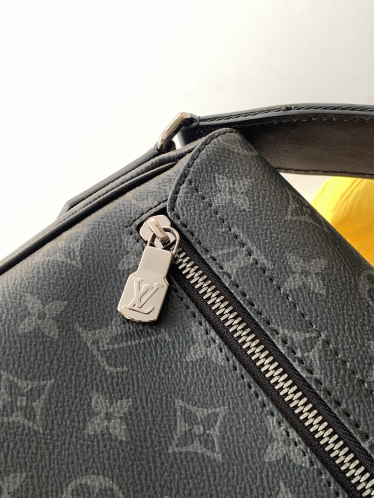 LV 𝐃𝐢𝐬𝐭𝐫𝐢𝐜𝐭 Shoulder Bag M46255