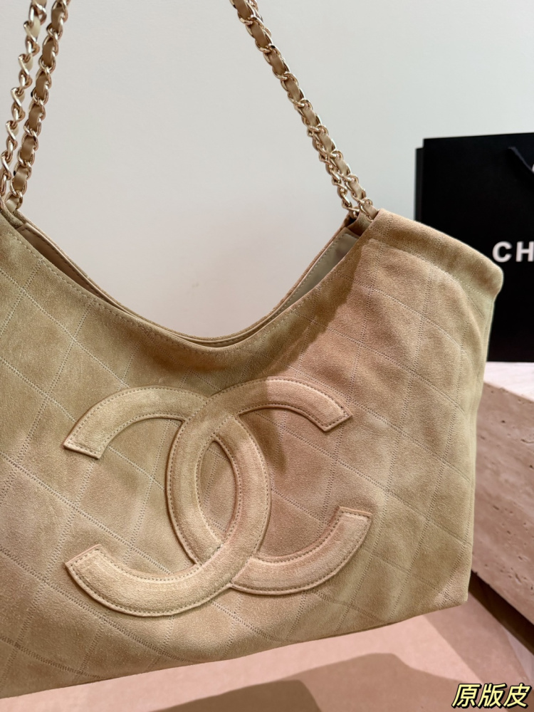 Chanel 26b new large double C tote shopping bag the classic quilted suede leather and metal chain shoulder strap exude a luxurious feel.