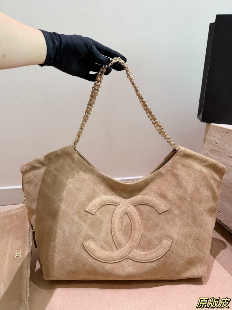 Chanel 26b new large double C tote shopping bag the classic quilted suede leather and metal chain shoulder strap exude a luxurious feel.