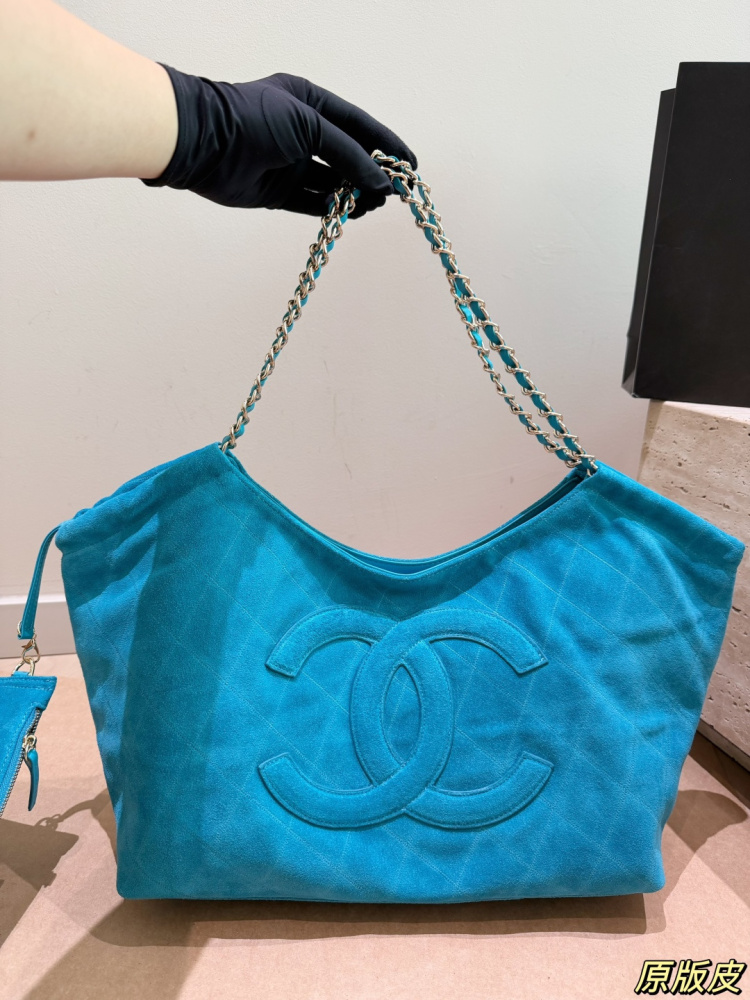 Chanel 26b new large double C tote shopping bag the classic quilted suede leather and metal chain shoulder strap exude a luxurious feel.