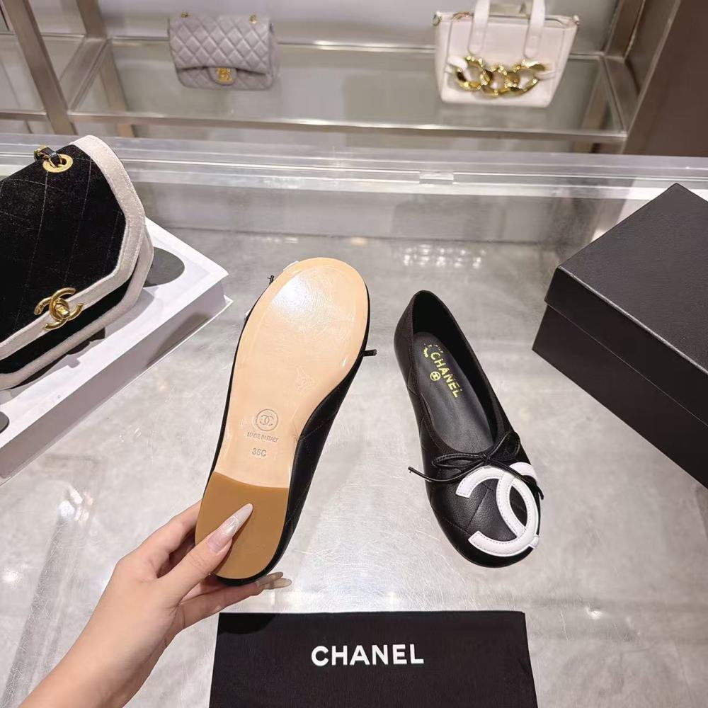 Chanel Lambskin Ballet Flats, Black White Bicolor Interlocking CC Bow Round Toe Flat Shoes For Women