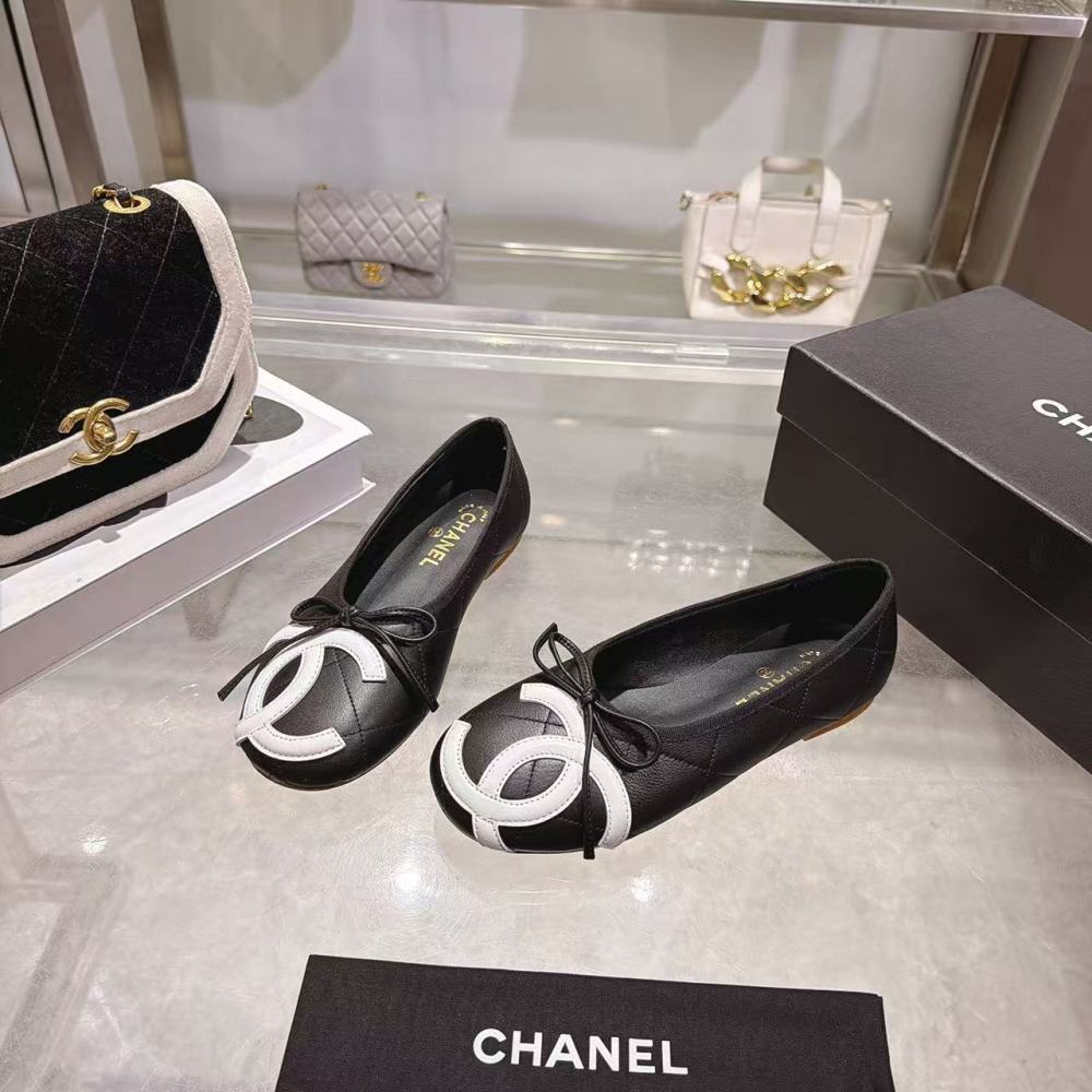 Chanel Lambskin Ballet Flats, Black White Bicolor Interlocking CC Bow Round Toe Flat Shoes For Women