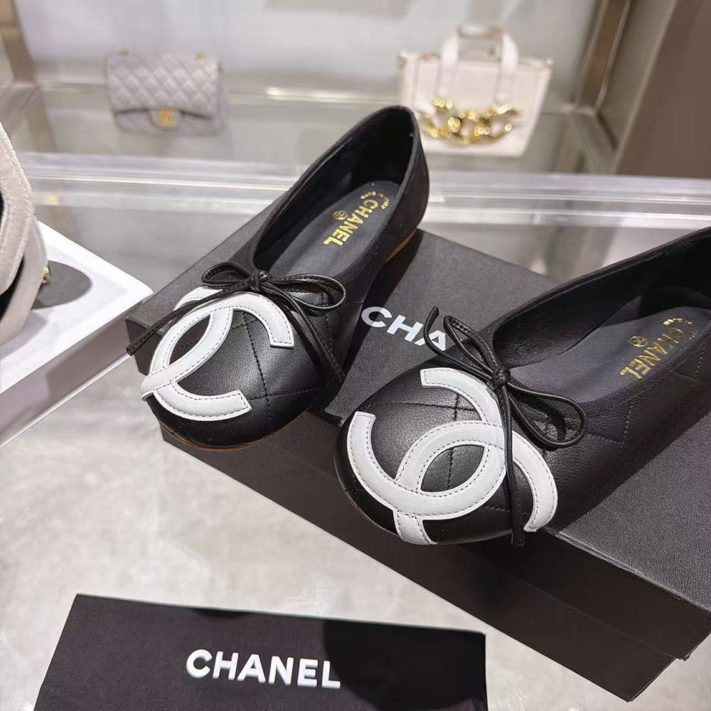 Chanel Lambskin Ballet Flats, Black White Bicolor Interlocking CC Bow Round Toe Flat Shoes For Women