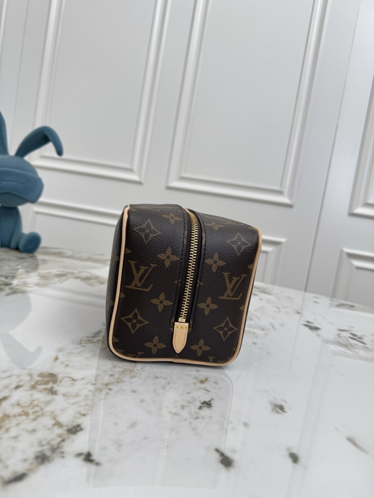 LV Locker Dopp Kit Toiletry Pouch Monogram Canvas Travel Wash Bag M83112 Unisex Cosmetic Makeup Bag With Adjustable Leather Handle