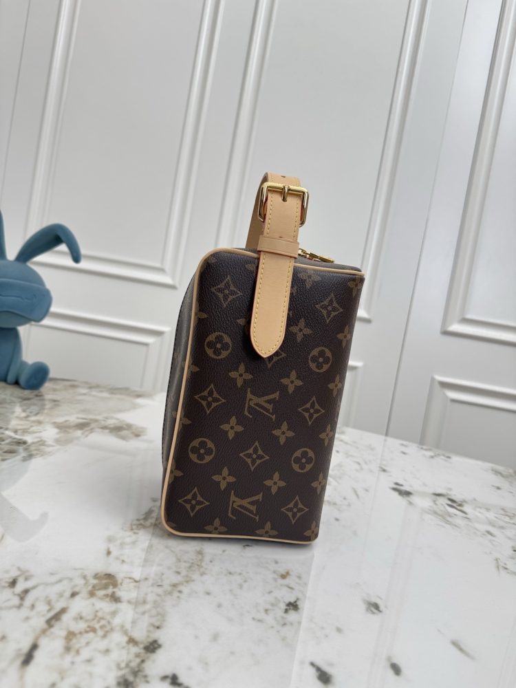LV Locker Dopp Kit Toiletry Pouch Monogram Canvas Travel Wash Bag M83112 Unisex Cosmetic Makeup Bag With Adjustable Leather Handle