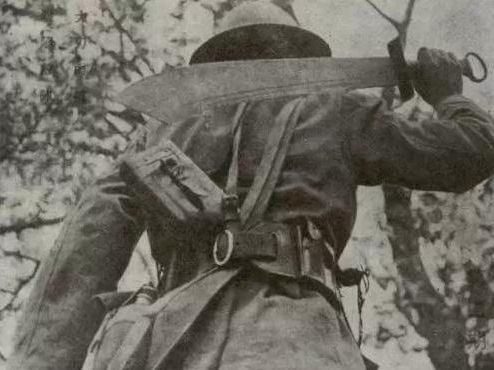 Old photo of a Chinese soldier carrying the anti-Japanese saber