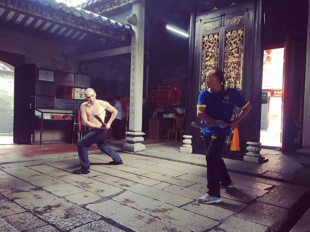 Sifu Ho Choek Wah teaching Rub&eacute;n Romero to use the anti-Japanese saber at the Hung Sing Kwoon