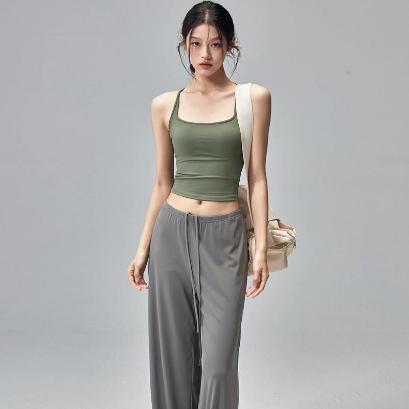 Military green integrated women's sports vest can be worn externally