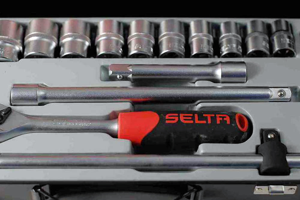 Selta Taiwan 10-32mm 24pc 1/2" Dr. 6/12pt Cr-V Socket Set with Ratchet Acccessories