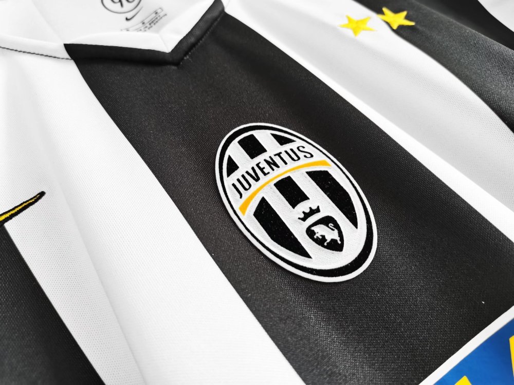04-05 Juventus Retro Jersey Away