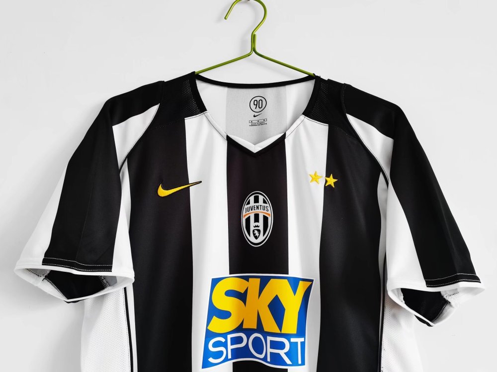 04-05 Juventus Retro Jersey Away