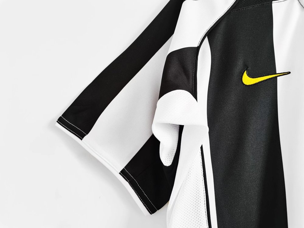 04-05 Juventus Retro Jersey Away