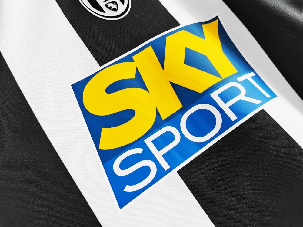 04-05 Juventus Retro Jersey Away
