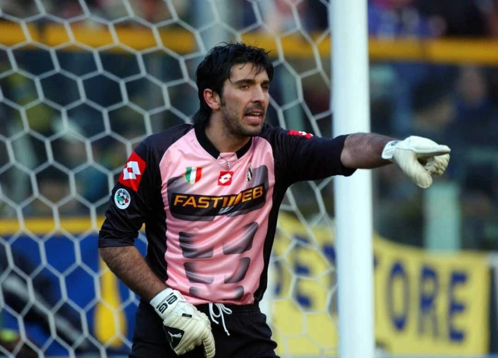 02-03 Juventus Goalkeeper Retro Jersey Pink