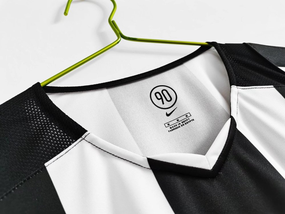 04-05 Juventus Retro Jersey Away