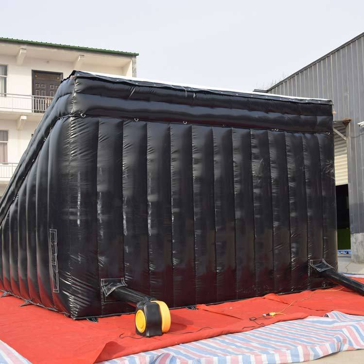 Inflatable landing ramp air bag for skiing