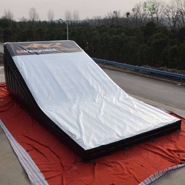 Inflatable landing ramp air bag for skiing