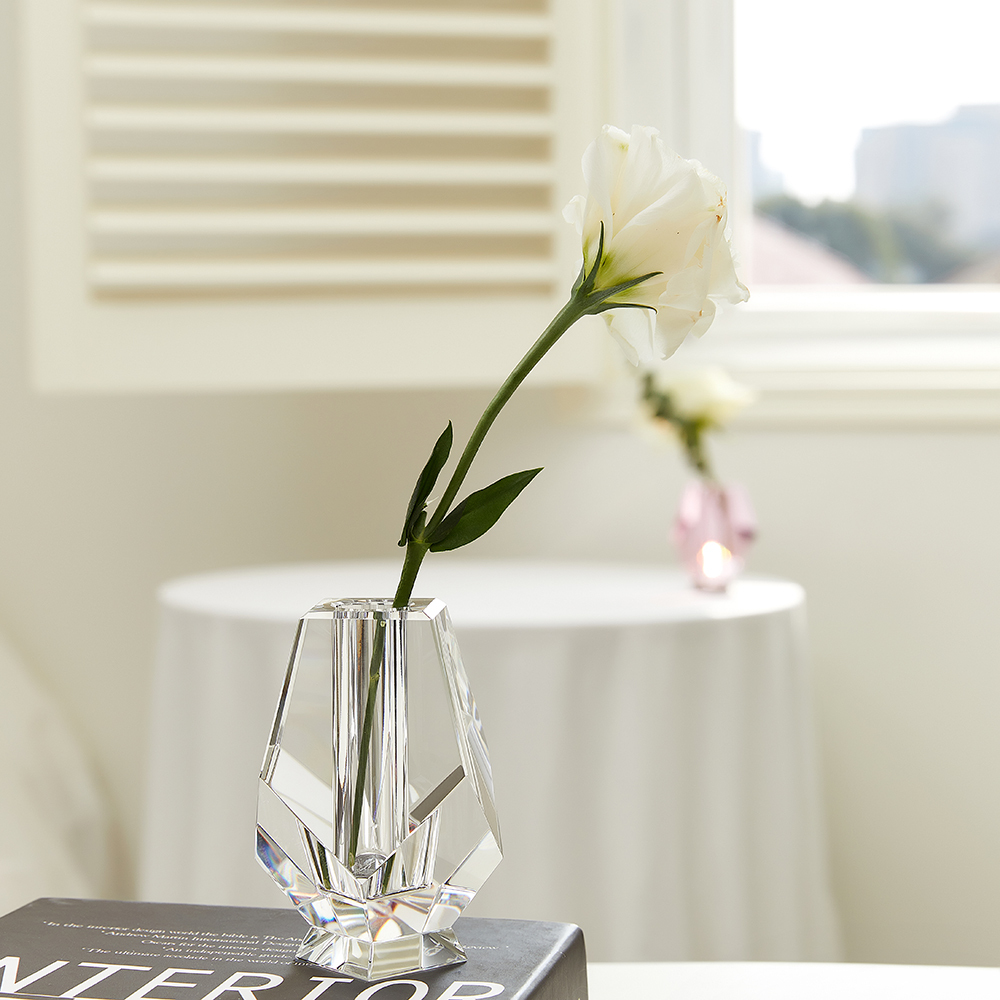Hot Sale Modern Style Transparent Crystal Vase Interior Decoration Pink Crystal Glass Flower Bud Vase