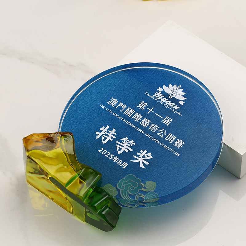 Eco-Friendly Round Glass Awards Liuli Crystal Trophy Mountain Design Laser Engraved Sports Trophy