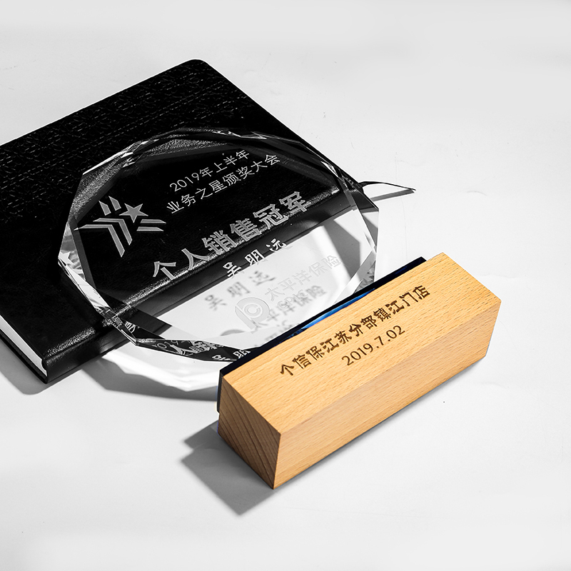 Carved Authorization University College Company Personalized Crystal Award With Wooden Base Plaque Glass Trophy Award