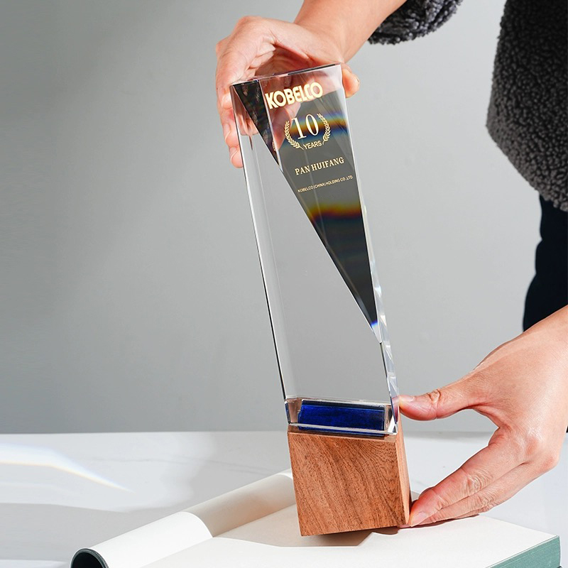 High Quality Wood Base Trophys Clear Crystal Glass Trophy Award With Laser Engraved Logo Letters Custom