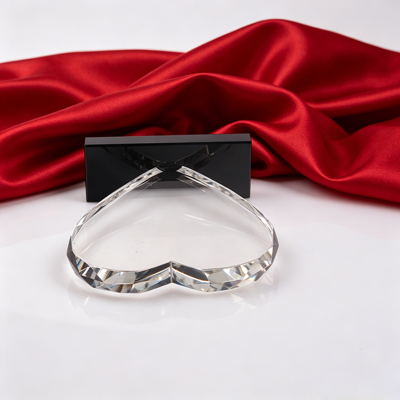 Custom Engraved Handmade Crystal Glass Trophy with Pyramid Design and UV Printing for Awards Souvenirs Gifts