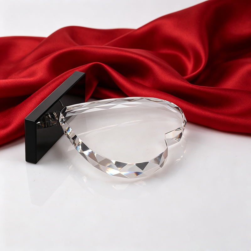 Custom Engraved Handmade Crystal Glass Trophy with Pyramid Design and UV Printing for Awards Souvenirs Gifts