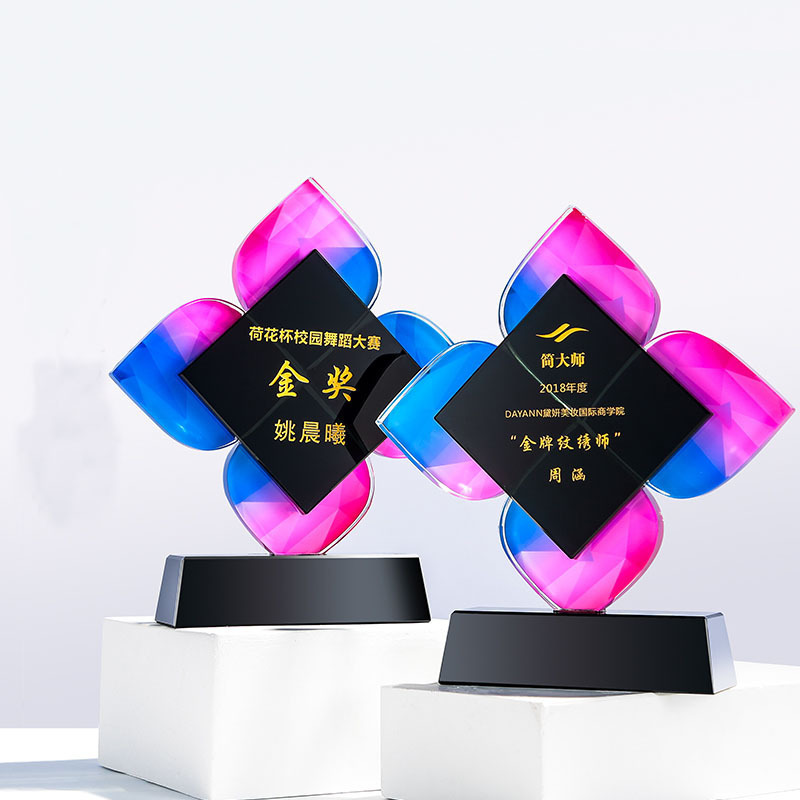 Luxury Crystal Glass Trophy Hand-Carved Polished  Four -leaf  Awards  for Home Decoration Business Gifts