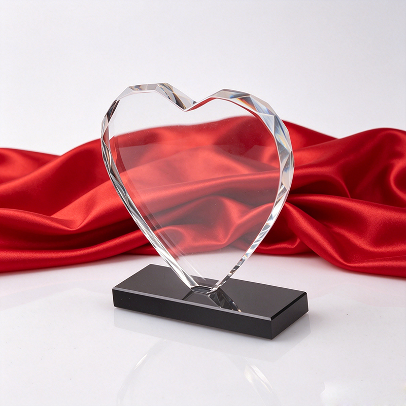 Custom Engraved Handmade Crystal Glass Trophy with Pyramid Design and UV Printing for Awards Souvenirs Gifts