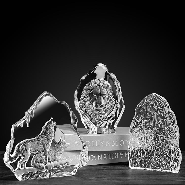 Shining   3D Laser Engraved  Wolves Crystal Sculpture Iceberg  Crystal Iceberg for Souvenir Gift