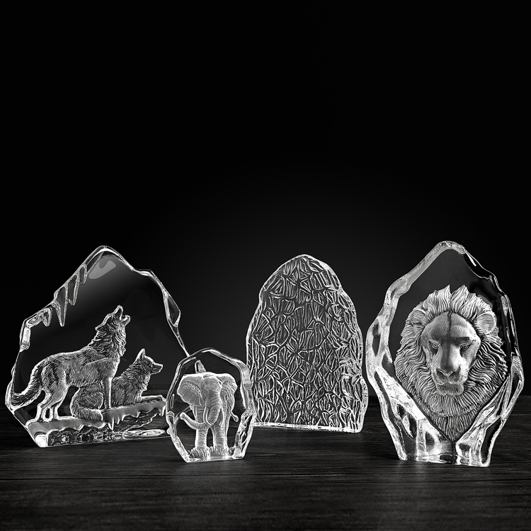 Shining   3D Laser Engraved  Wolves Crystal Sculpture Iceberg  Crystal Iceberg for Souvenir Gift