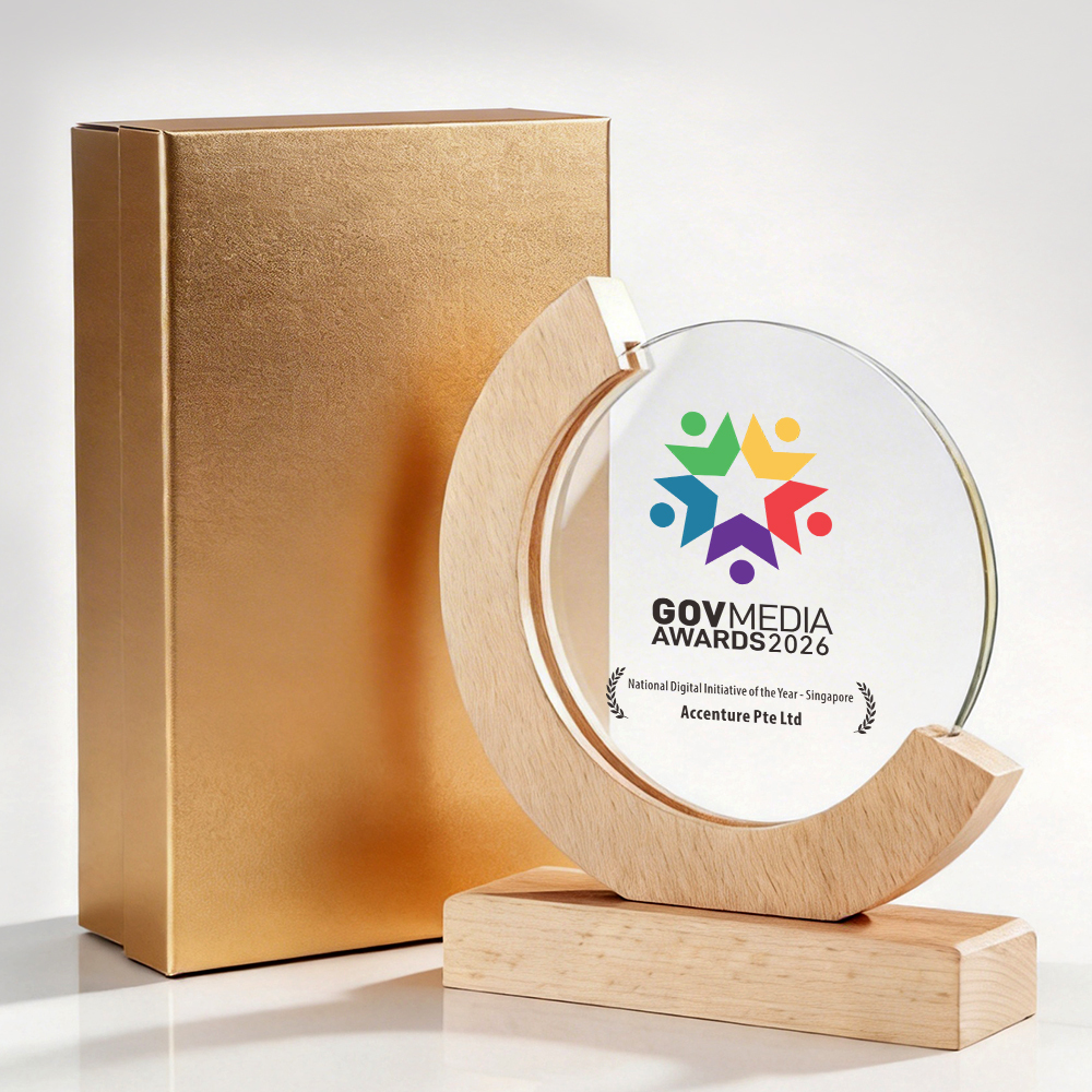 Custom Round Crystal Trophy With Wood Base Personalized Engraved Eco Friendly Glass Plaque for Corporate Recognition Achievement