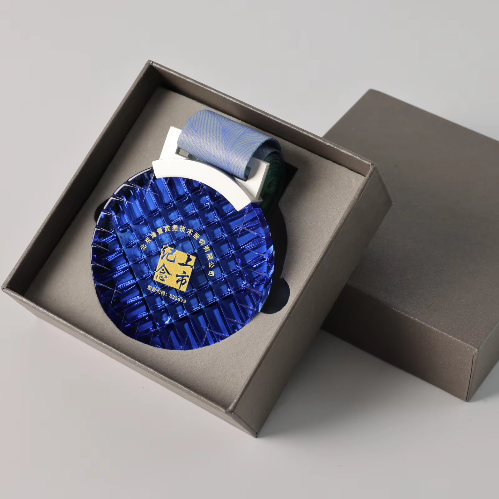Cheap Wholesale Custom Blank Crystal Sport Award Trophy with Ribbon Fashion Trend