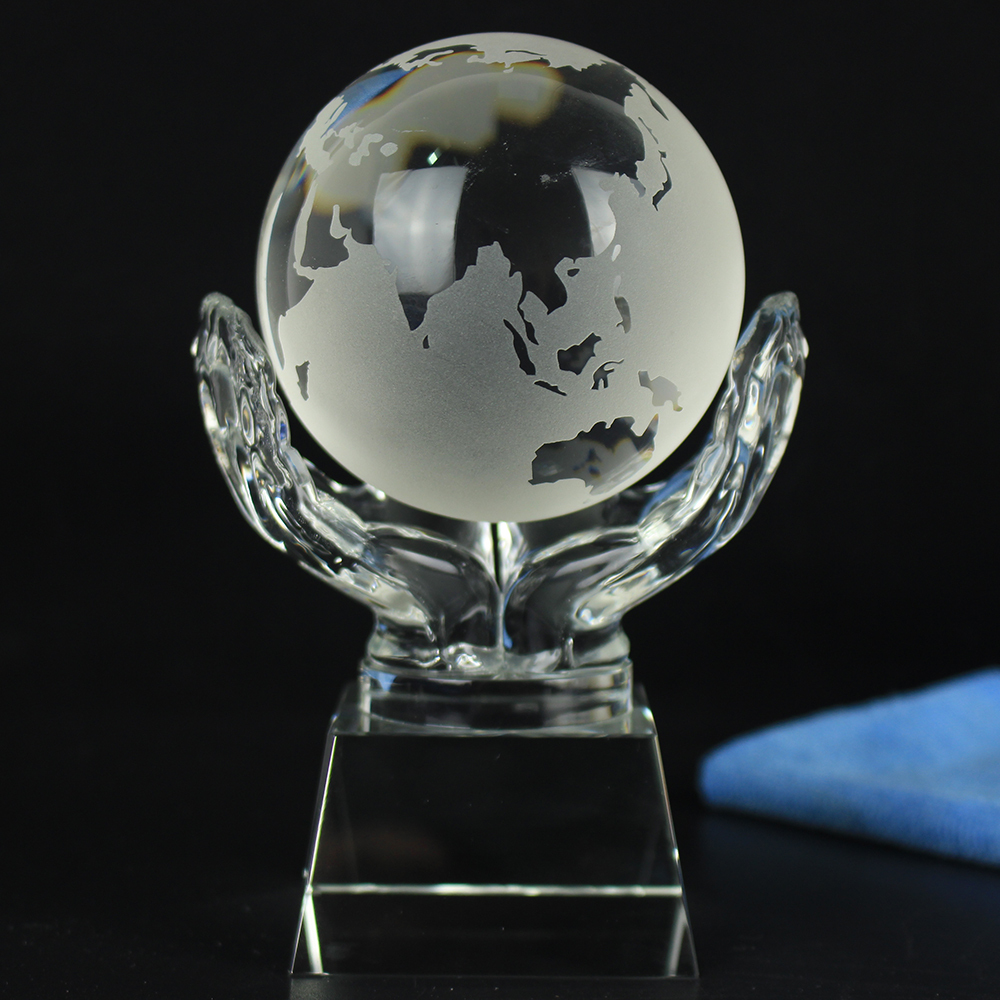 Custom K9 Crystal Trophy Glass Earth Ball Crystal Globe With Hand for Environmental Trophy