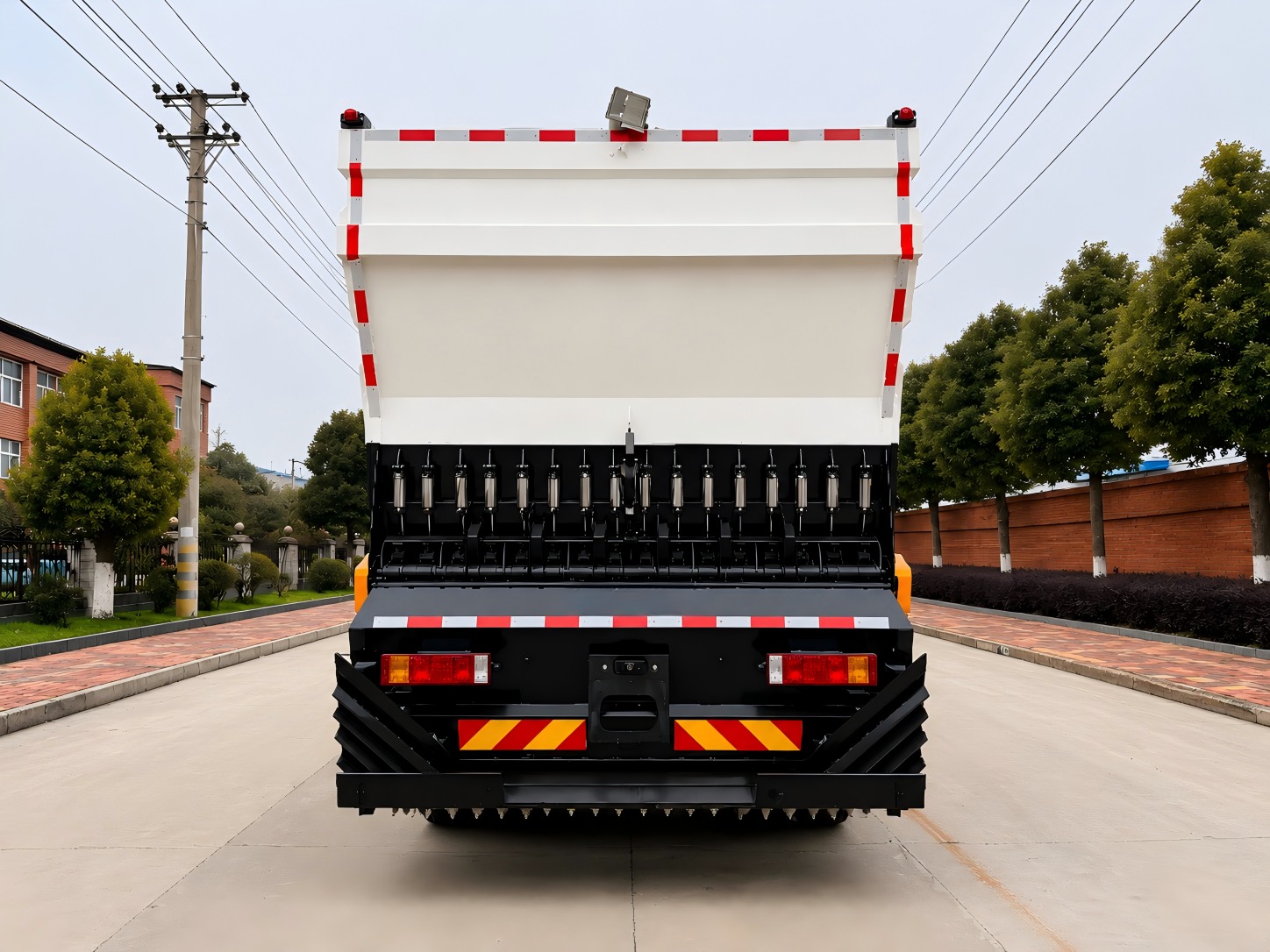 Camion de scellage de copeaux synchrone Shacman de 15 m³, Suizhou Hongda Automobile Sales Co., Ltd., Camion de scellage de copeaux synchrone Shacman de 15 m³