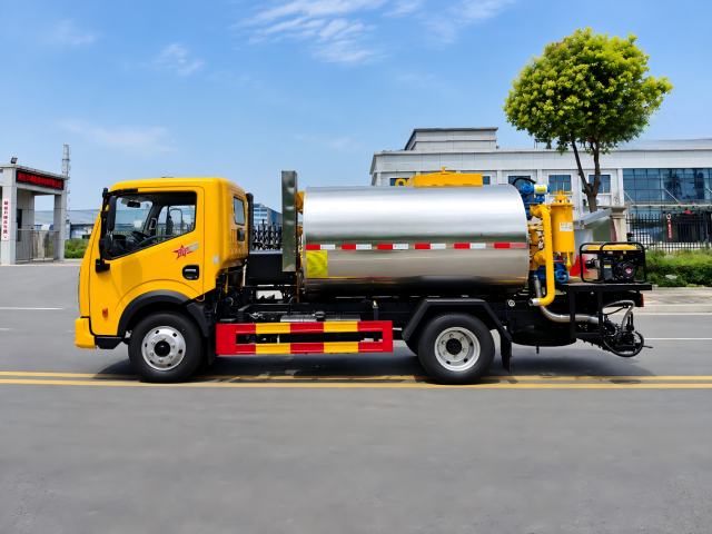 Camion distributeur d'asphalte Dongfeng de 4,3 m³, Suizhou Hongda Automobile Sales Co., Ltd., Camion distributeur d'asphalte Dongfeng de 4,3 m³
