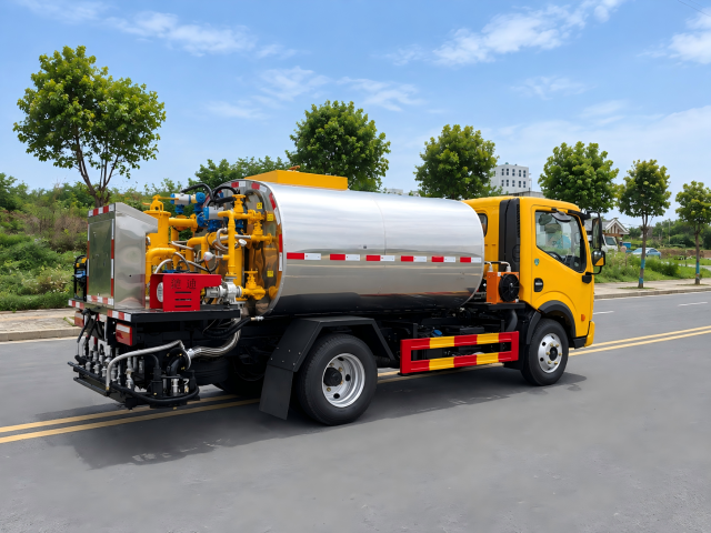 Camion distributeur d'asphalte Dongfeng de 4,3 m³, Suizhou Hongda Automobile Sales Co., Ltd., Camion distributeur d'asphalte Dongfeng de 4,3 m³